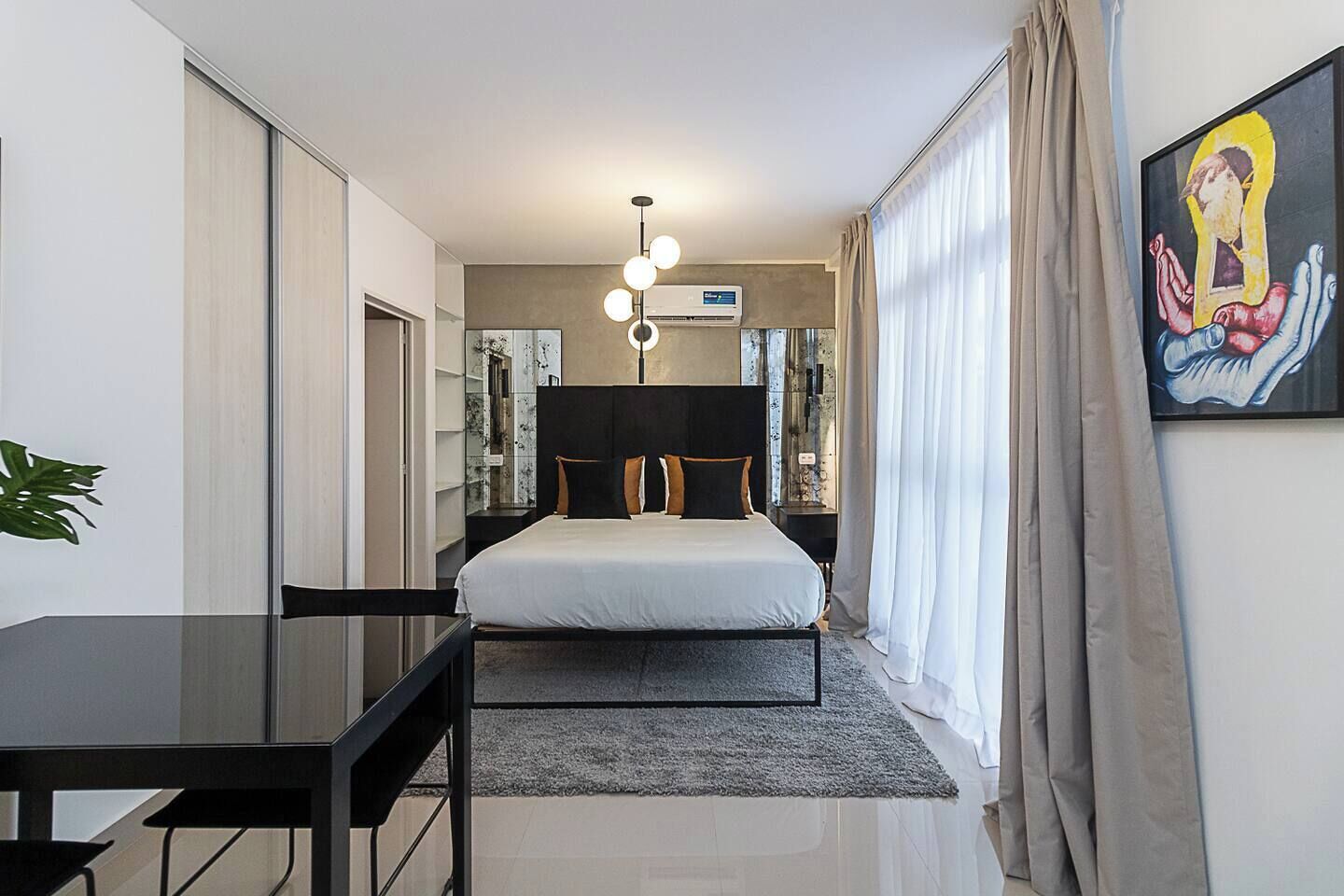 Escritorio, tabla de planchar con plancha, wifi gratis y ropa de cama