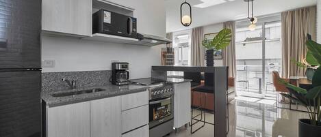 Frigorífico, microondas, horno y placa de cocina