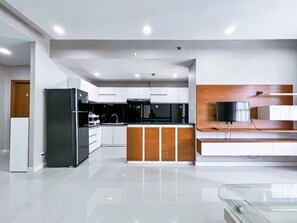 Refrigerador, microondas, parrilla de estufa y arrocera 