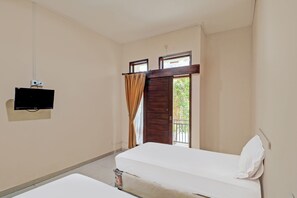 Deluxe Twin Room | Desk, laptop workspace, free WiFi, bed sheets - OYO 92017 Sari Agung Hotel (Kuta)