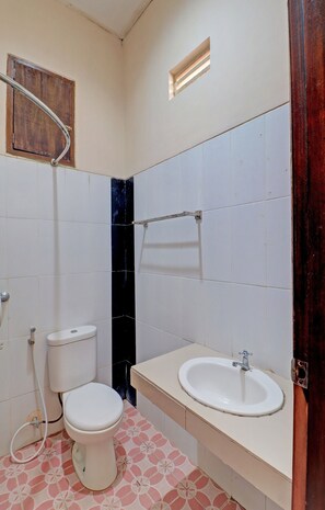 Shower, bidet, towels, toilet paper - OYO 92017 Sari Agung Hotel (Kuta)
