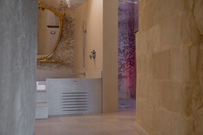 Deluxe Double Room, Hot Tub, Garden View (Camera delle Acque) | Bathroom - L'antica Conceria (Matera)