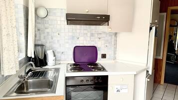 Kühlschrank, Ofen, Herdplatte, Wasserkocher mit Kaffee-/Teezubehör