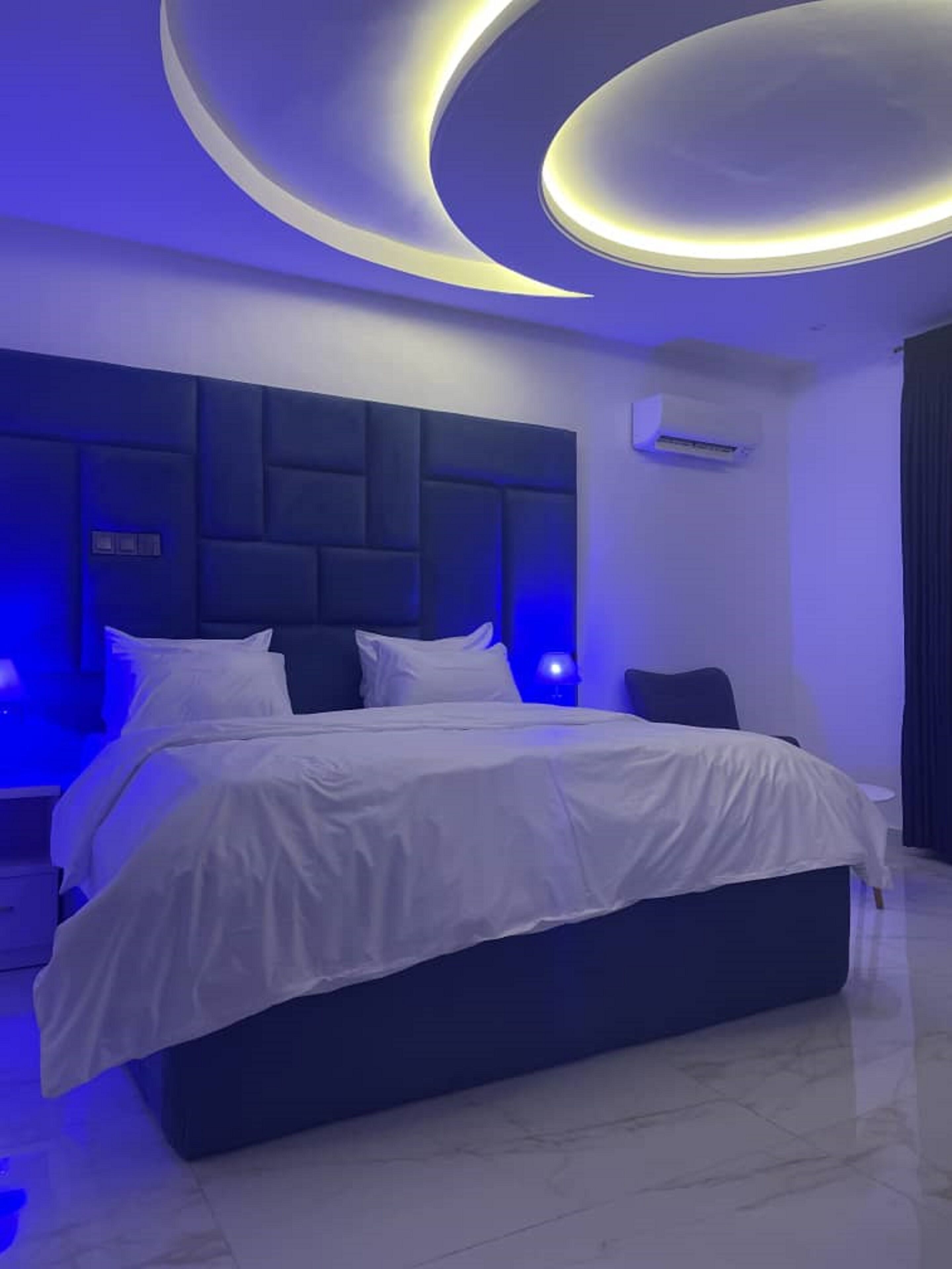 Muebles diferentes, escritorio y espacio para trabajar con laptop 