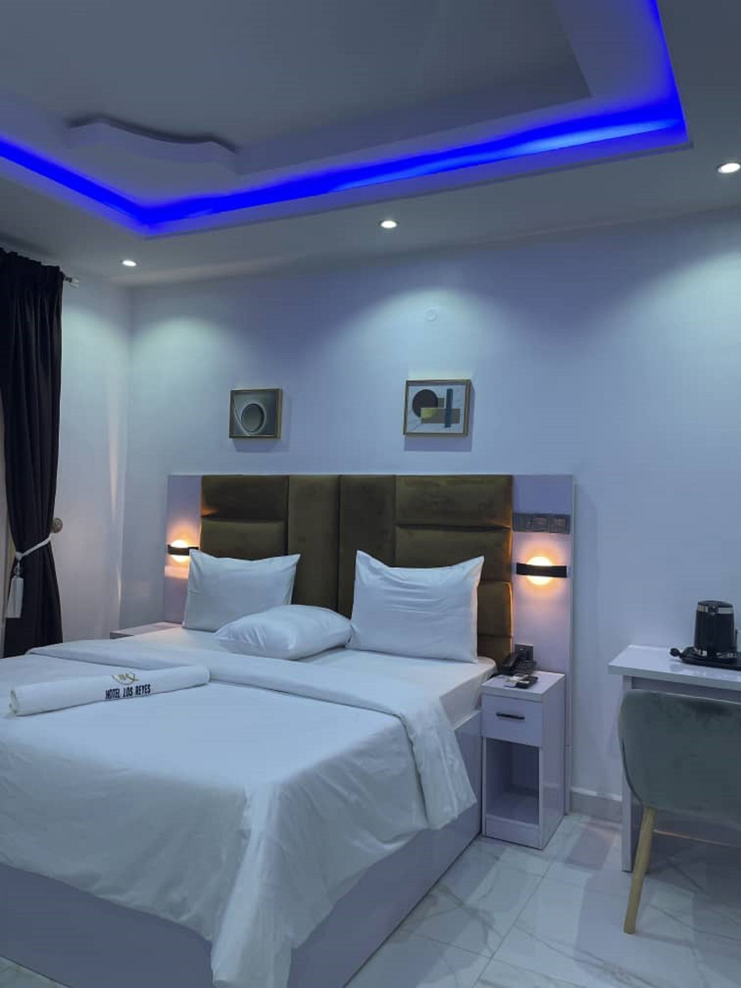 Muebles diferentes, escritorio y espacio para trabajar con laptop 