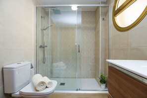 Shower, hair dryer, towels - CORDOBA HomeStay By Turismar (Salou)