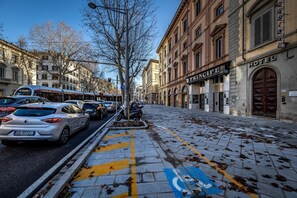 A street with parked cars, a hotel named "Principe" on the right, and a clear blue sky. - Maison Pitti Florence (Florence)