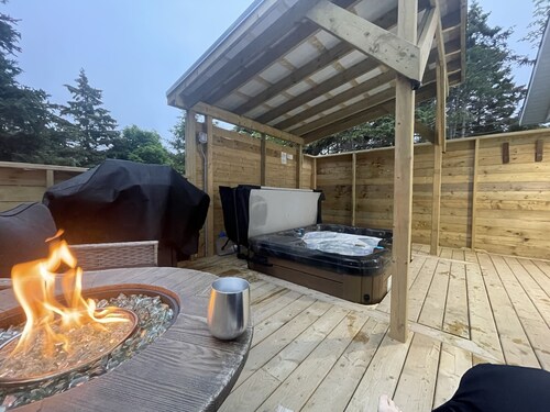 New luxury house w/hot tub private setting walk to ocean