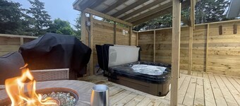 New luxury house w/hot tub private setting walk to ocean