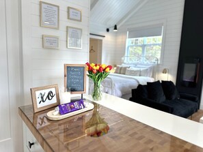 1 bedroom, WiFi, bed sheets - New luxury house w/hot tub private setting walk to ocean (South River)