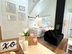 1 bedroom, WiFi, bed sheets - New luxury house w/hot tub private setting walk to ocean (South River)