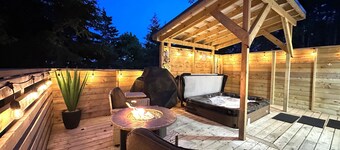 New luxury house w/hot tub private setting walk to ocean