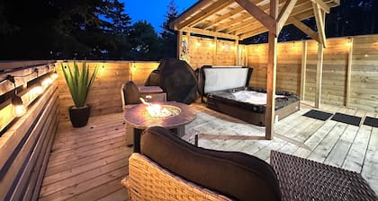 New luxury house w/hot tub private setting walk to ocean