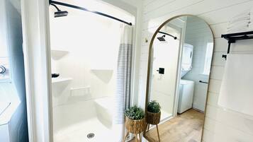 Suihku, hiustenkuivaaja, pyyhkeet, saippua