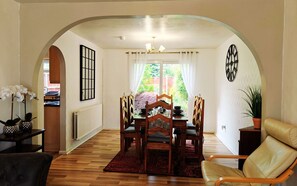 Dining - Spacious White House with parking, garden, Wi-Fi (Hollinswood)