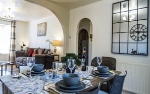 Dining - Spacious White House with parking, garden, Wi-Fi (Hollinswood)