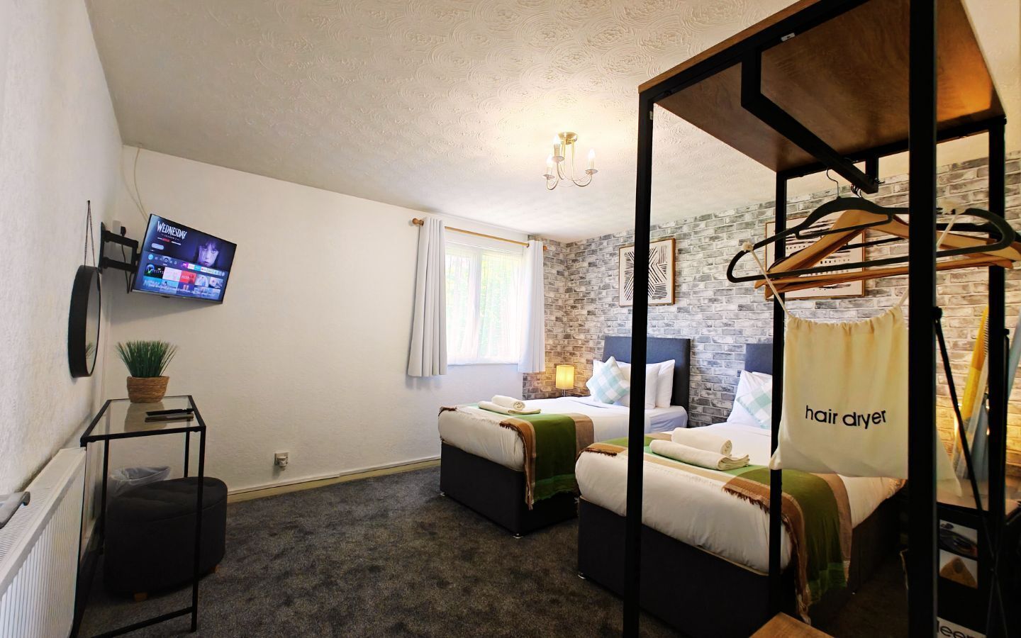 3 chambres, bureau, fer et planche à repasser, lit parapluie