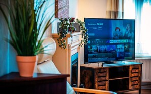 Interior - Spacious White House with parking, garden, Wi-Fi (Hollinswood)