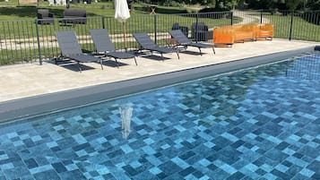 Een seizoensgebonden buitenzwembad