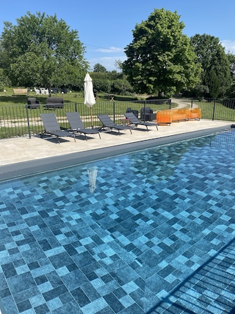 Una piscina al aire libre de temporada