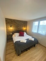 Chambre Double Confort | Literie de qualité supérieure, Wi-Fi gratuit, draps fournis