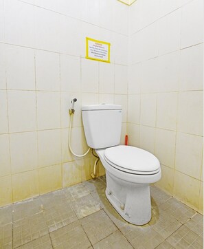 Shower, free toiletries, bathrobes, bidet