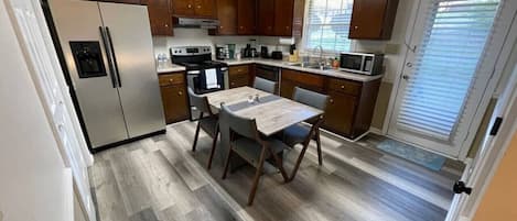 Réfrigérateur, four à micro-ondes, un four, surface de cuisson