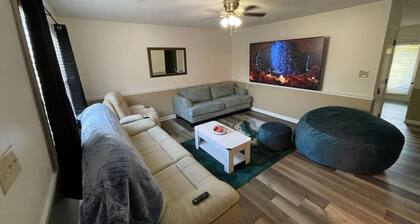 ✨ ⚡️ ☄️King Beds, 86" RokuTV, Massage: Comfort Haven