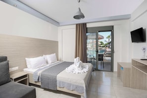 Premium-Studio, Poolblick | Allergikerbettwaren, schallisolierte Zimmer, kostenloses WLAN