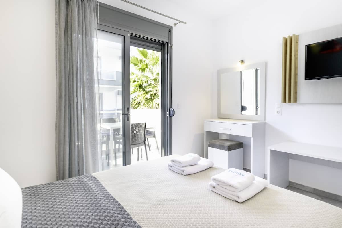 Hypo-allergenic bedding, soundproofing, free cribs/infant beds