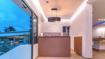 ฝ่ายต้อนรับ