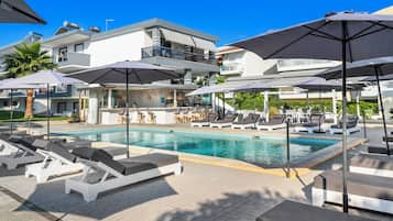 Piscina externa, guarda-sóis