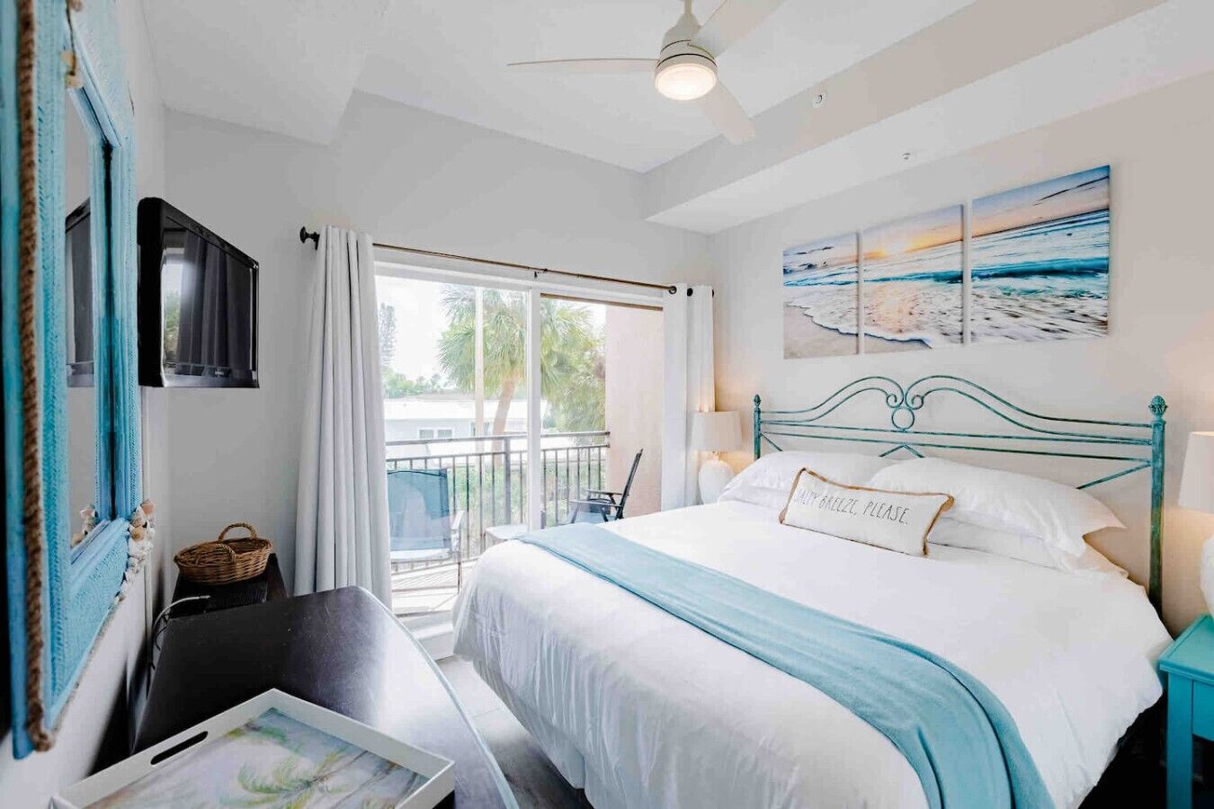 2 makuuhuonetta, työpöytä, silitysrauta/-lauta, vauvan matkasänky