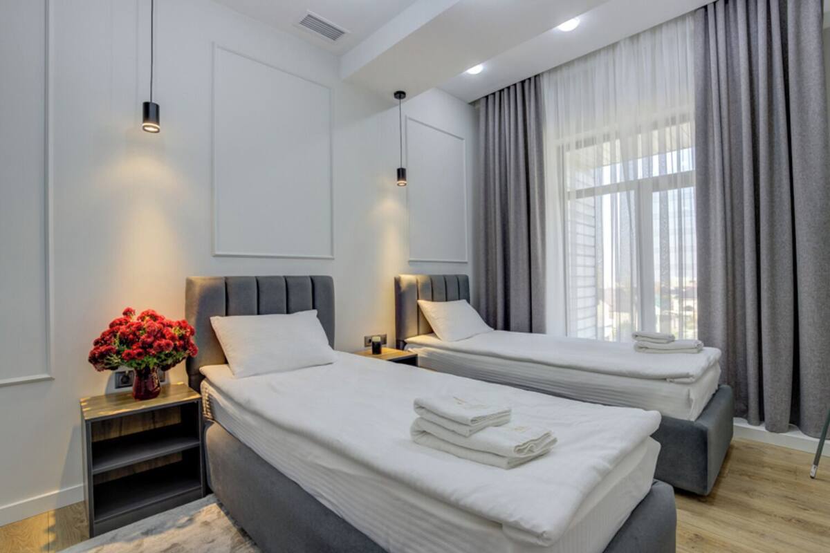 1 habitación, caja de seguridad en la habitación y escritorio