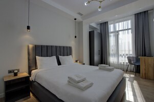 Caja de seguridad en la habitación, escritorio y cortinas blackout 