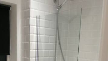 Apartment | Bathroom | Combined shower/bathtub, deep-soaking bathtub, hair dryer, towels