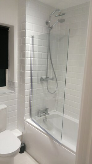Apartment | Bathroom | Combined shower/bathtub, deep-soaking bathtub, hair dryer, towels