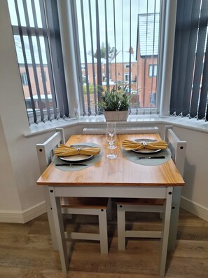 Dining - 1 Bed Apartment Sleeps 2 - Parking & Wifi (Hinckley)