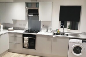 Fridge, microwave, oven, stovetop - 1 Bed Apartment Sleeps 2 - Parking & Wifi (Hinckley)