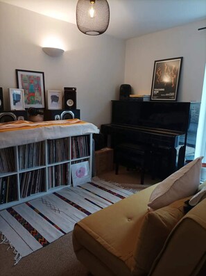 Basic Apartment, 1 Double Bed with Sofa bed | Interior - Arty & Cosy 2BD Flat With a Garden - Bethnal Green (London)