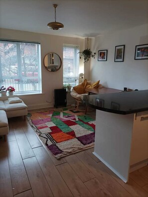 Basic Apartment, 1 Double Bed with Sofa bed | Interior - Arty & Cosy 2BD Flat With a Garden - Bethnal Green (London)