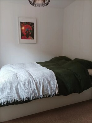Basic Apartment, 1 Double Bed with Sofa bed - Arty & Cosy 2BD Flat With a Garden - Bethnal Green (London)