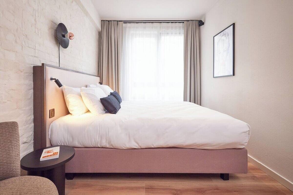 Minibar, wifi gratis y ropa de cama