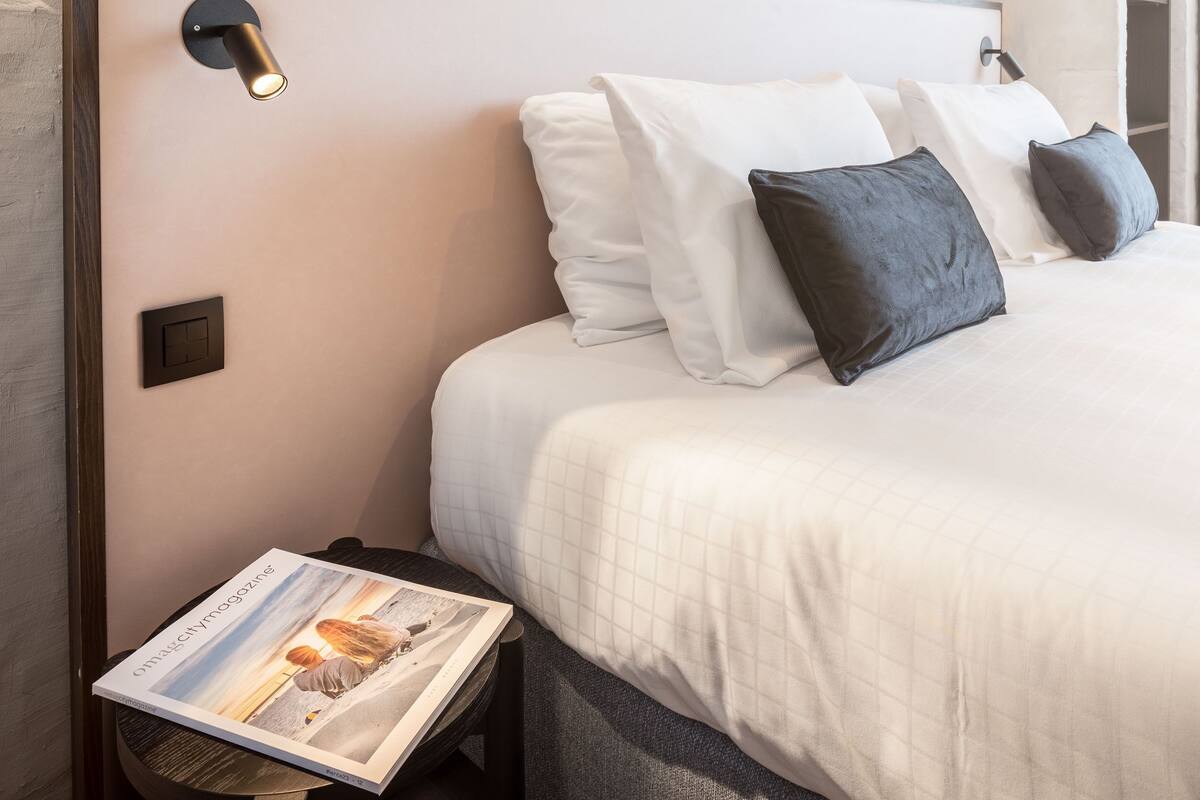 Minibar, wifi gratis y ropa de cama