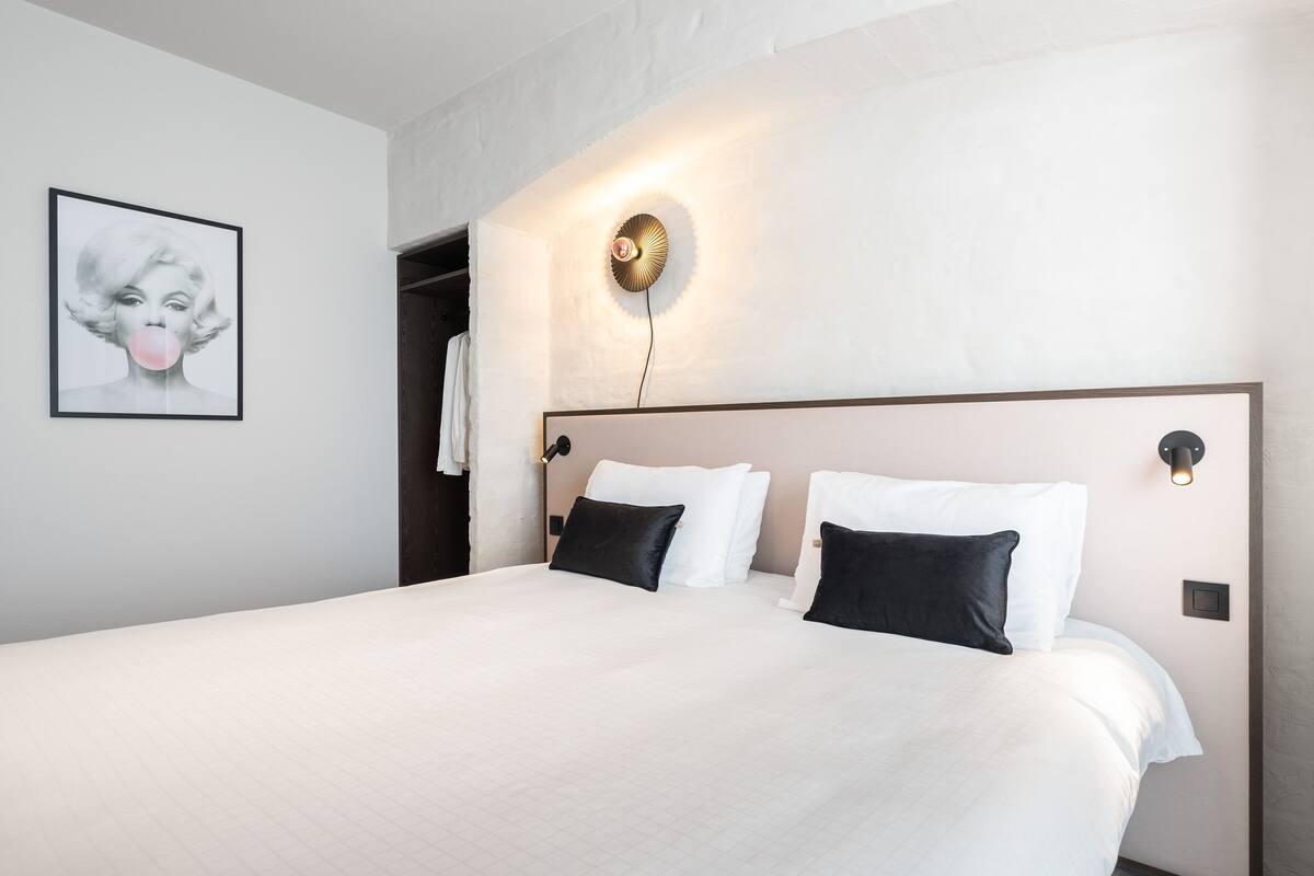 Minibar, wifi gratis y ropa de cama