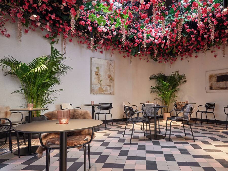 Lobby lounge