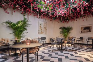 Lobby lounge
