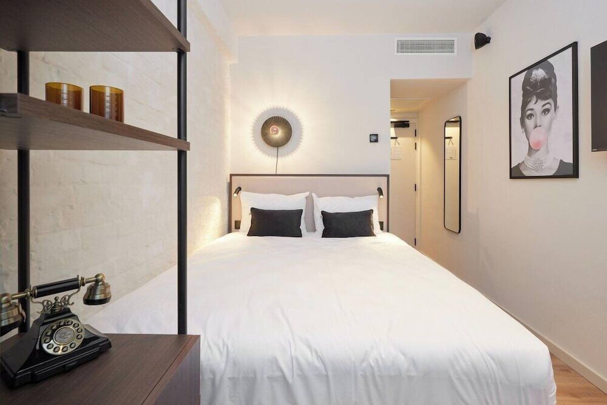 Minibar, wifi gratis y ropa de cama