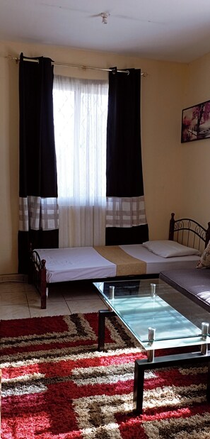 1 Schlafzimmer, BĂŒgeleisen/BĂŒgelbrett, WLAN, BettwĂ€sche