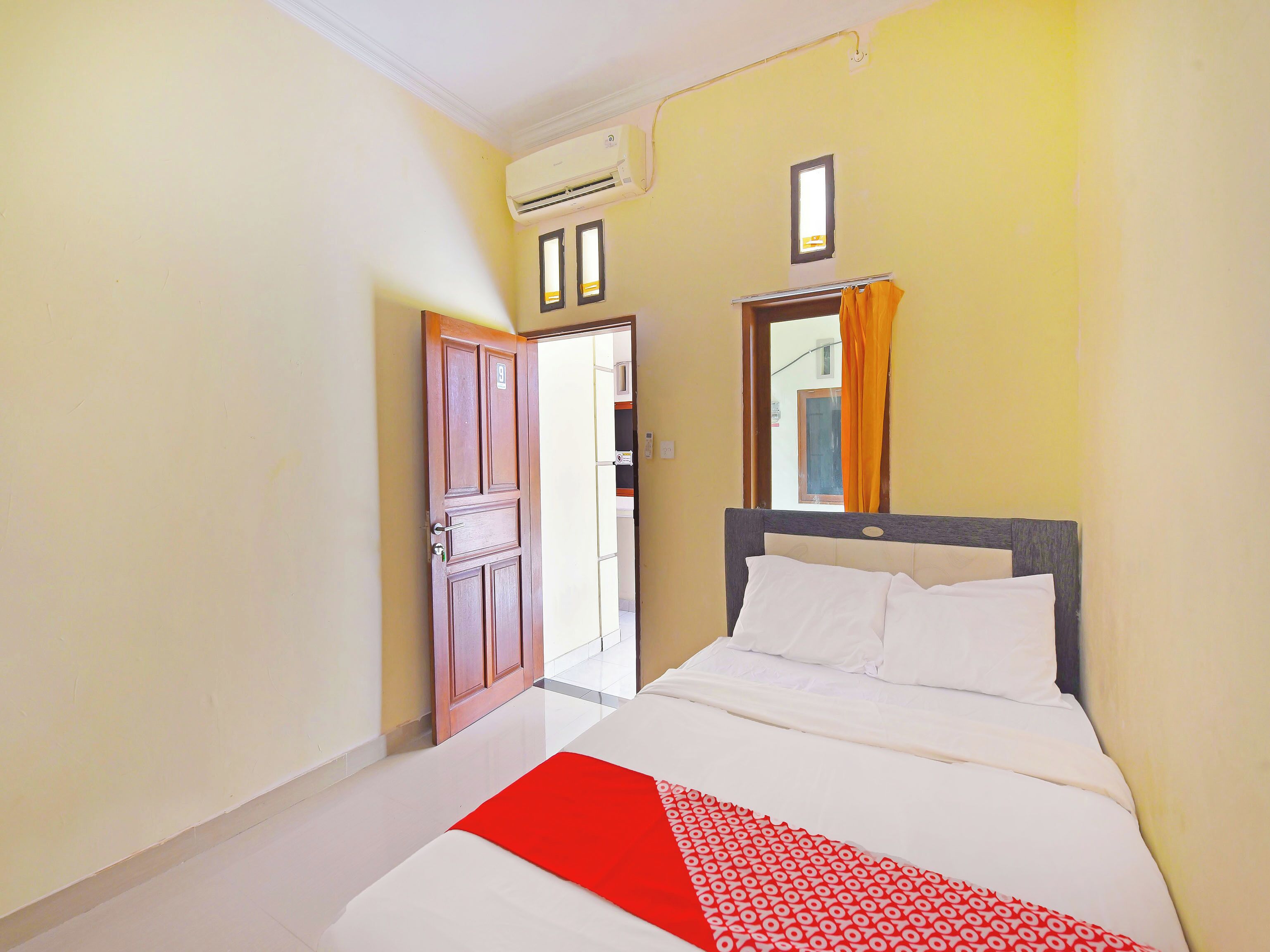 Desk, laptop workspace, free WiFi, bed sheets